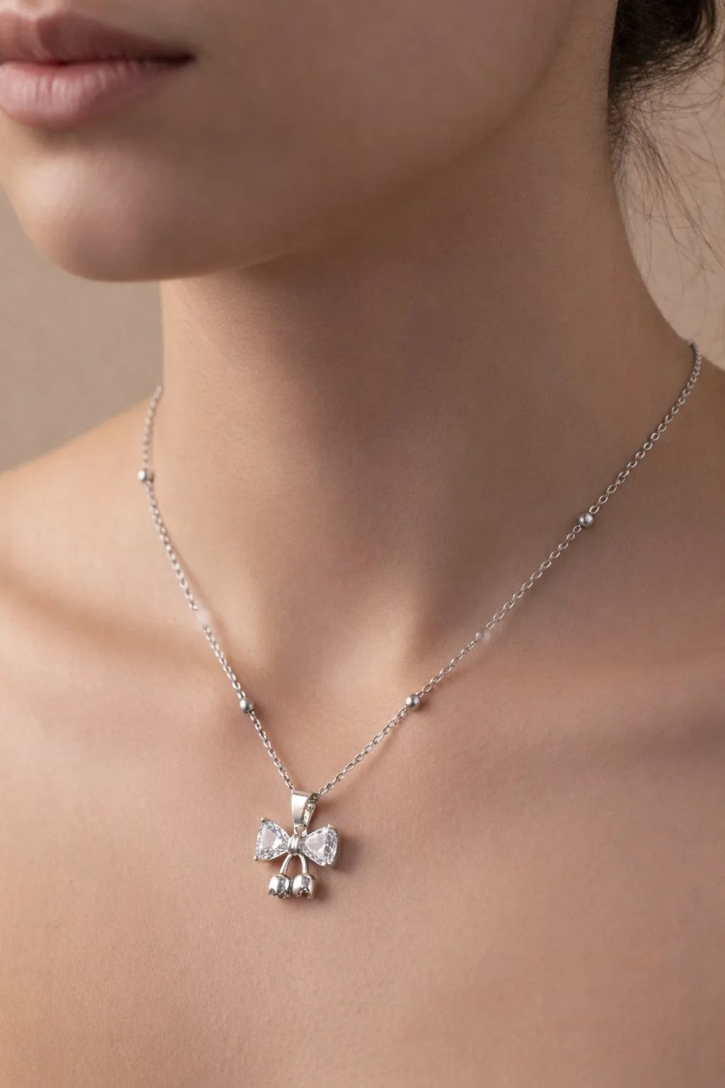 Gümüş Renk Kalp Fiyonk Model Top Zincir Çelik Kolye